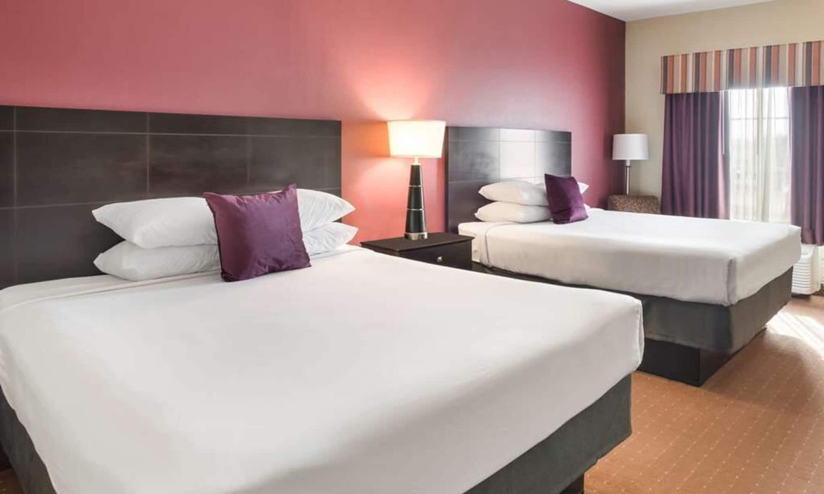 Saint Landry Hotel | Unwind at Knights Inn Bunkie! 2 Comfortable Units, Outdoor Pool, Free Bfast!