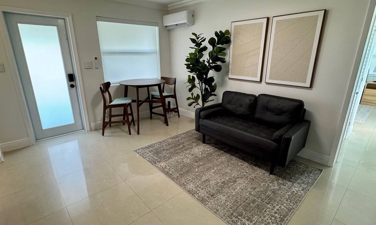Coral Ridge Apartment | Updated 1 Bedroom in Boutique Mid-Century Building