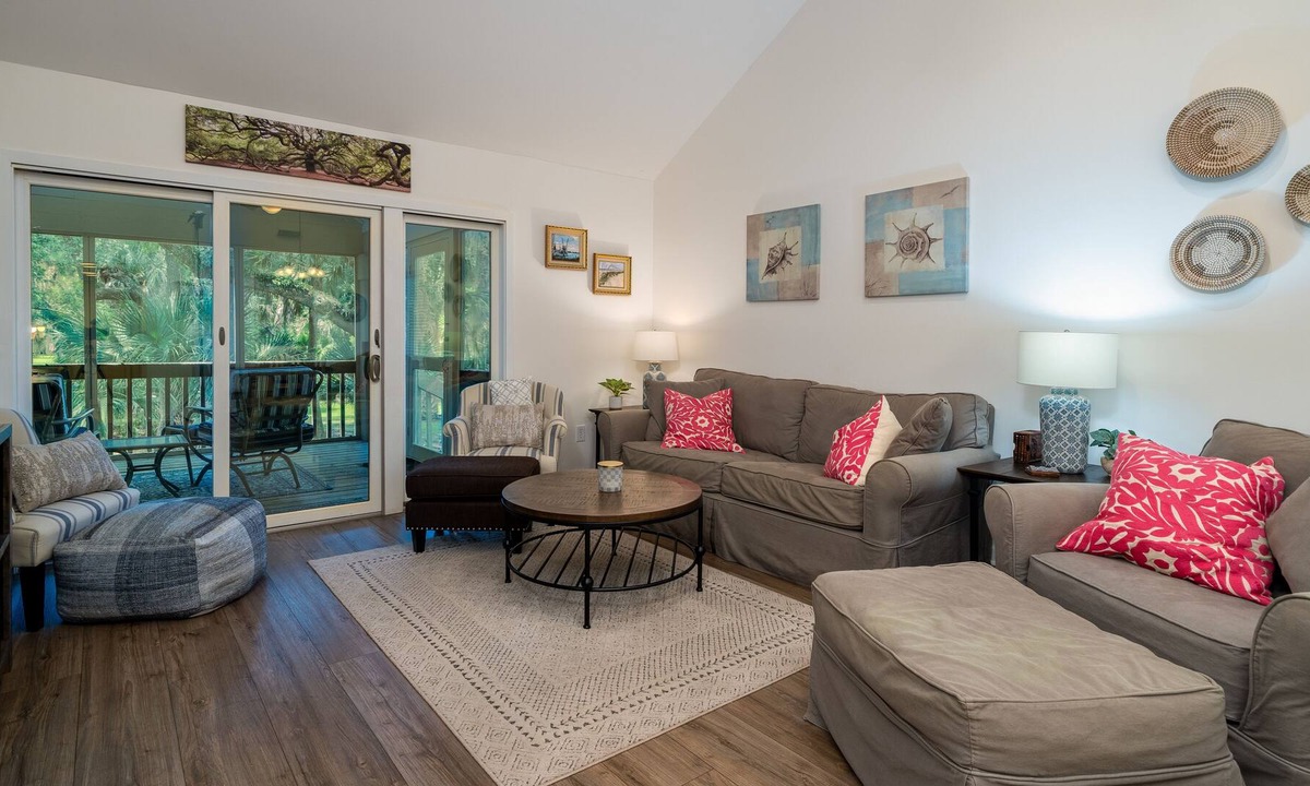 Tarpon Pond House | Updated 2 Bedroom Villa! Convenient to Clubhouse, Pools, Beaches! Pet Friendly!