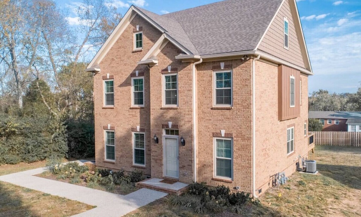 Spring Hill House | Updated 2BR | Safe, Central Location