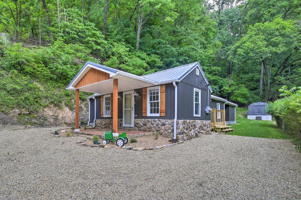 Bristol House | Updated Bristol Retreat ~ 2 Miles to Downtown!