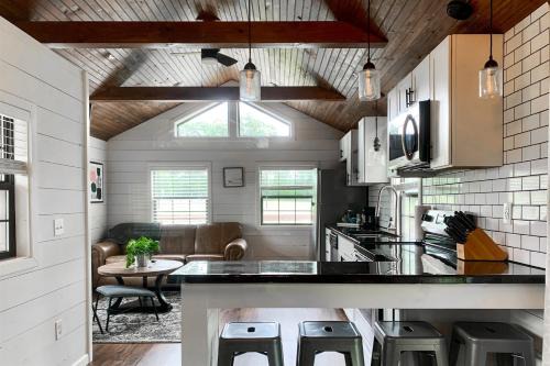 Marion House | Upscale Cabin w Beach Near Lake of Egypt