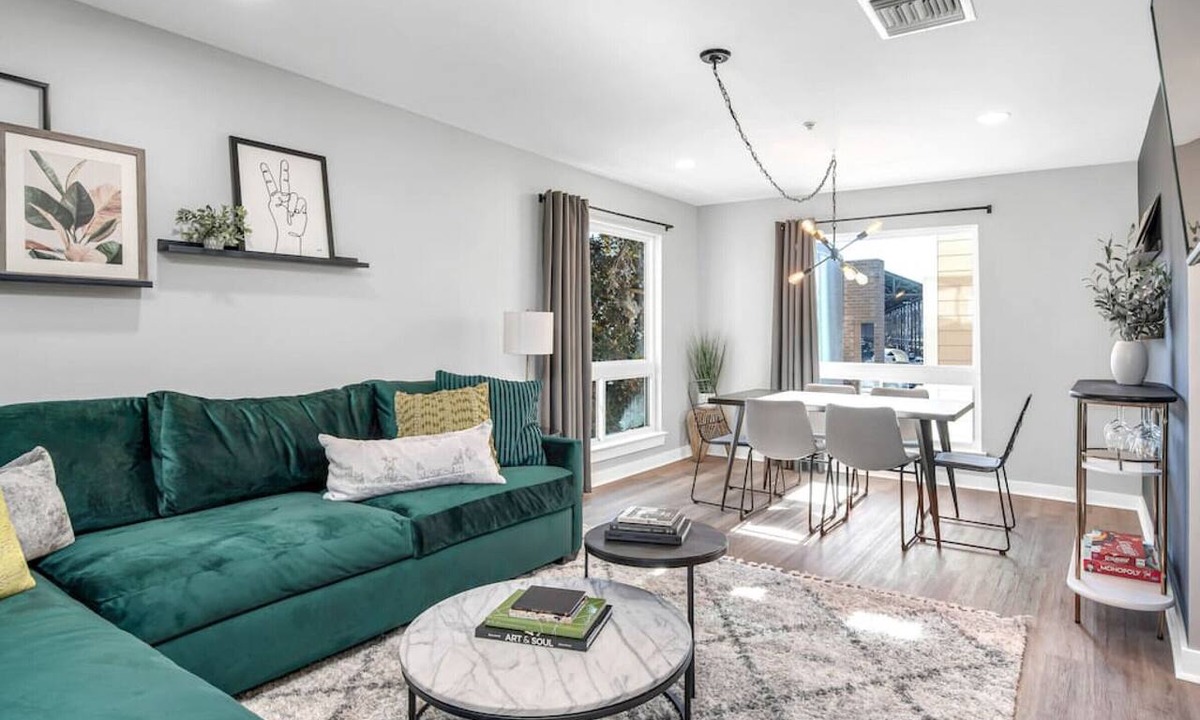 North Capitol Apartment | Walk to Downtown Broadway - Pool, Free Parking, Gym + 4 Beds