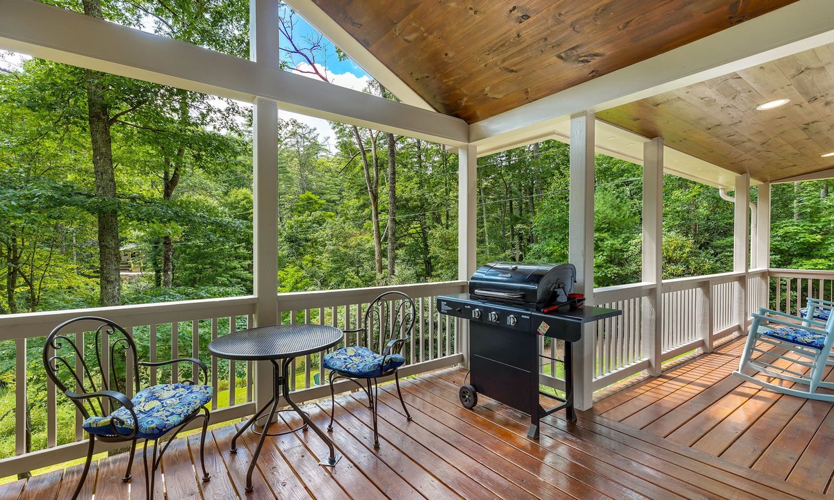 Cashiers House | Walk to Downtown Cashiers!CharmingSecluded Cottage w/Resort Access –Pet Friendly