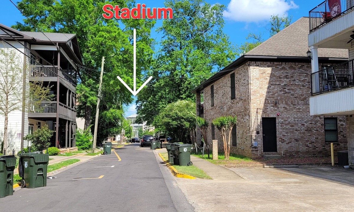 Tuscaloosa Condo | Walk to Stadium/Strip/Downtown! 2 bd/2 bath, Off-street parking!
