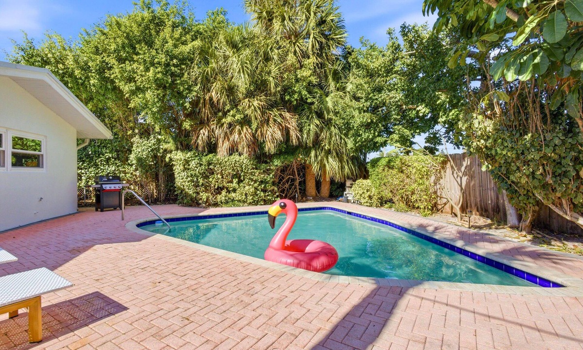 Singer Island House | Walk to the Beach | Sauna, Pool & BBQ!