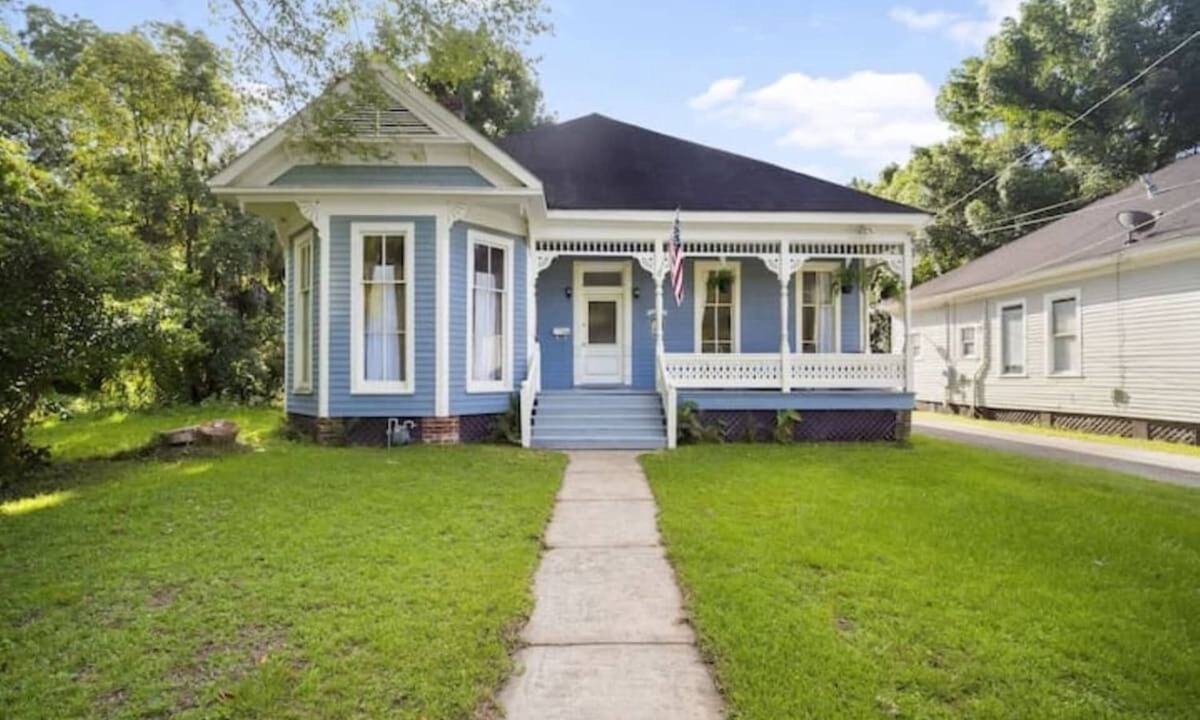 Mobile House | Walkable near Downtown - Classic Mardis Gras Manor