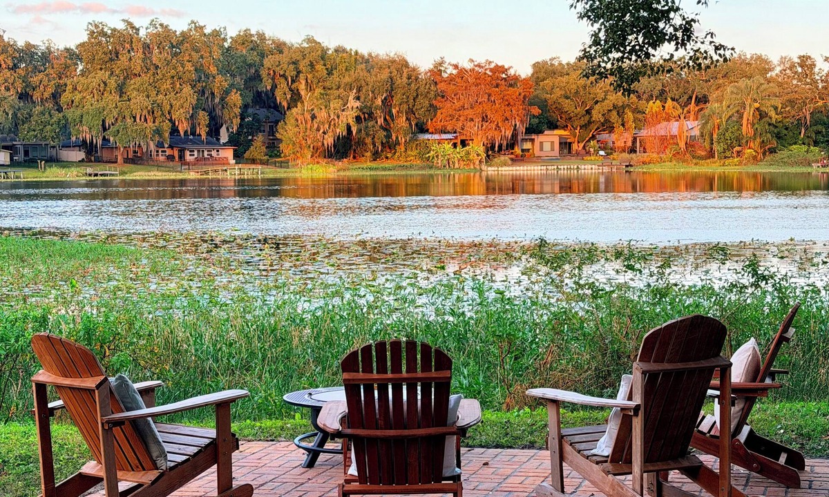 Orlando Cottage | Walkable Quiet Lakefront Retreat near Downtown Orlando with Private Patio