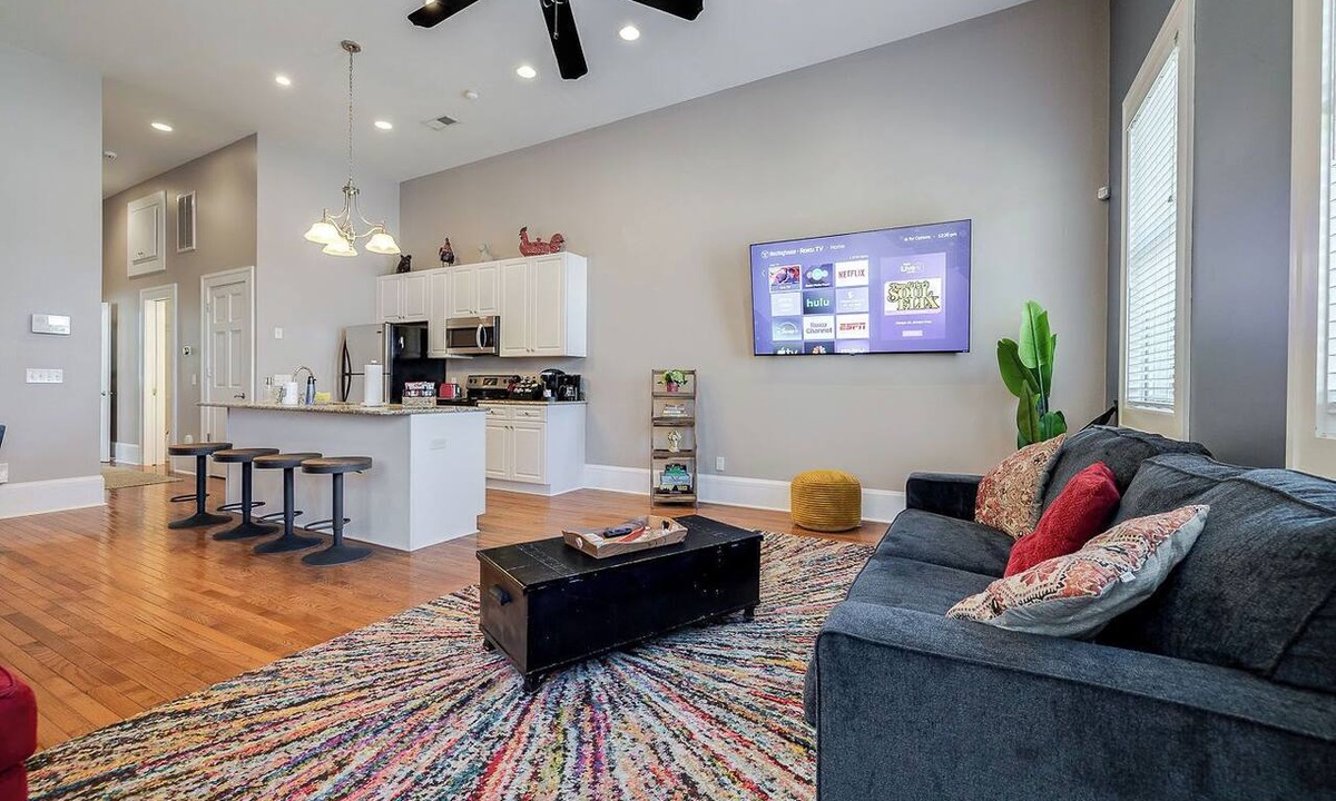 Metropolitan Condo | Walkable to Forsyth Park, queen bed, spacious and super comfy