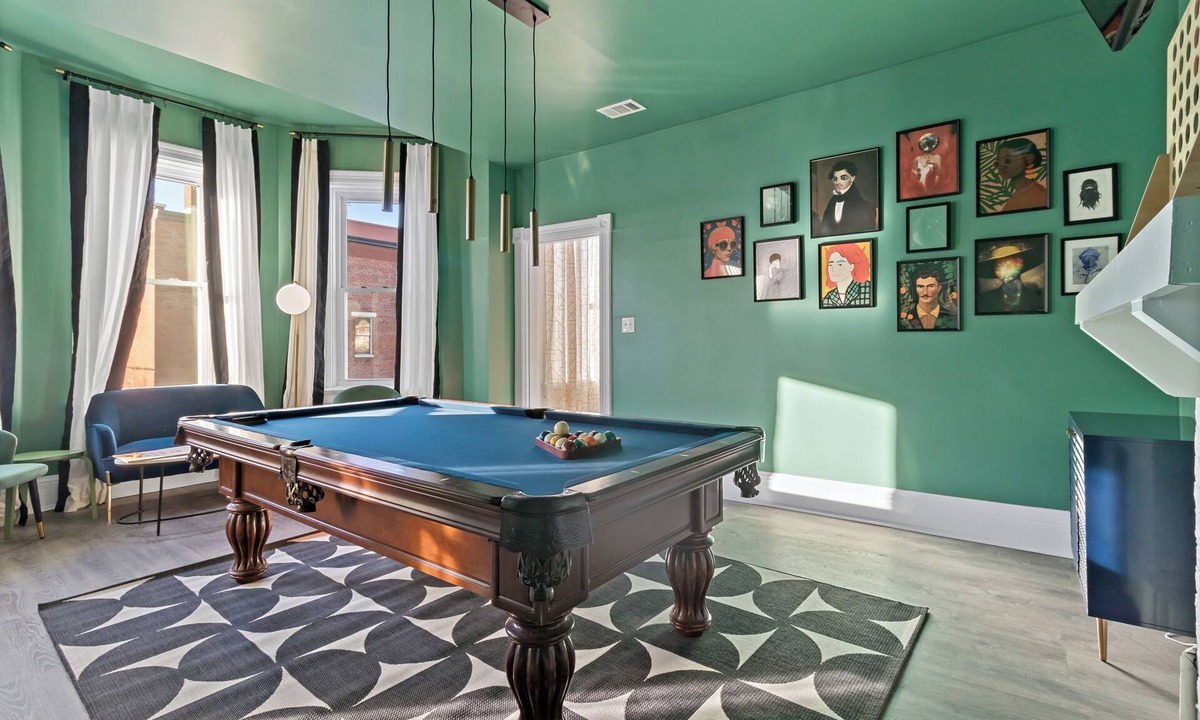 East Walnut HIlls House | Walnut Hills Mansion-sleeps14! TVs in every room!