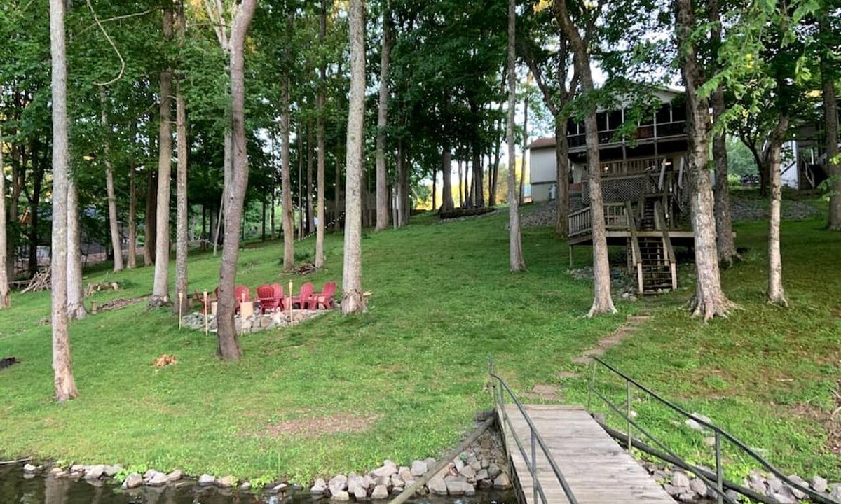 Cadiz Cabin | Waterfront Cabin with Private Dock, Jacuzzi and Deck in Kentucky