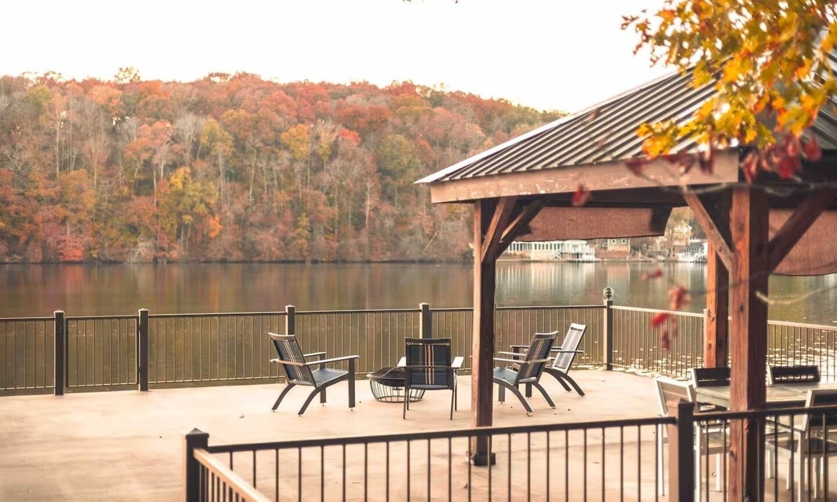 Killen Cabin | Waterfront Log Cabin w Pier, Deck, Dock, Grill, Kayak, Wifi + Sunset Views.