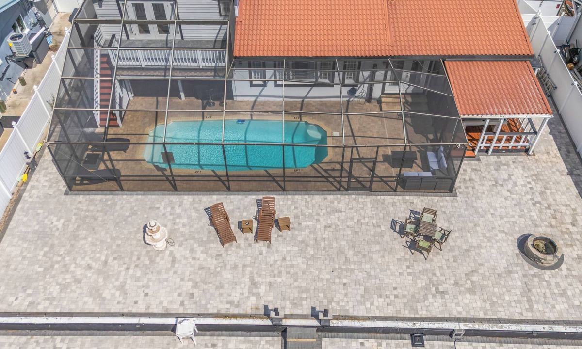 Bay Crest Park House | Waterfront Pool Home 7 Min Airport Weekly & Monthly Stays Sleeps 8+