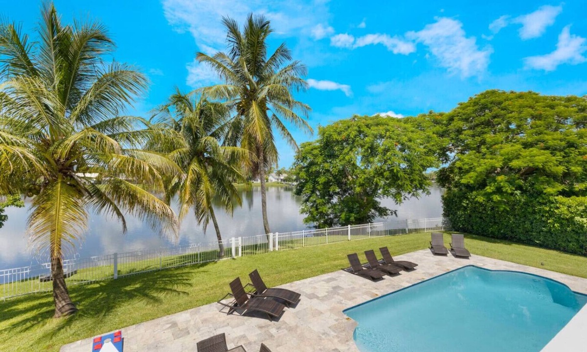 Wellington House | Wellington Lakehouse Heated Pool & Views