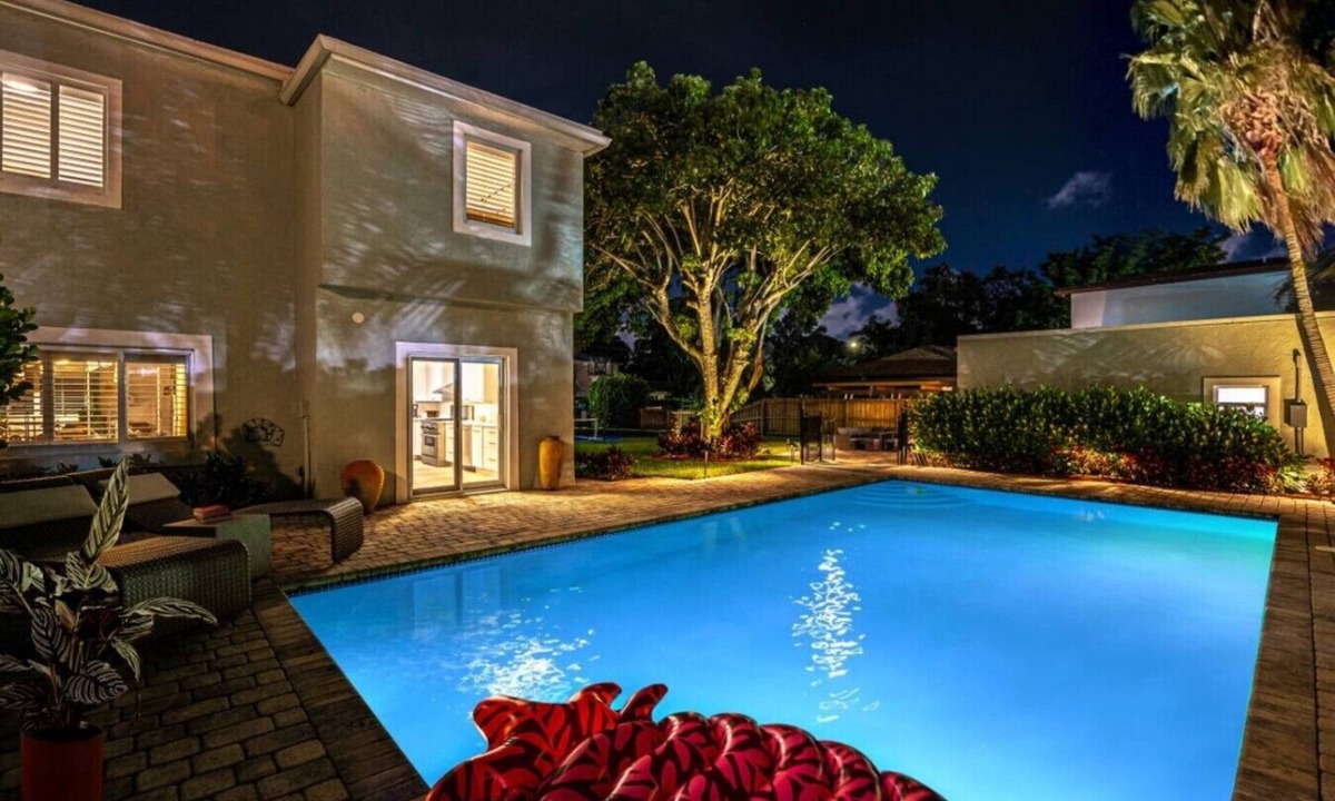 Poiciana Park II Villa | West Palm Oasis BBQ, Pool and Pickleball Court