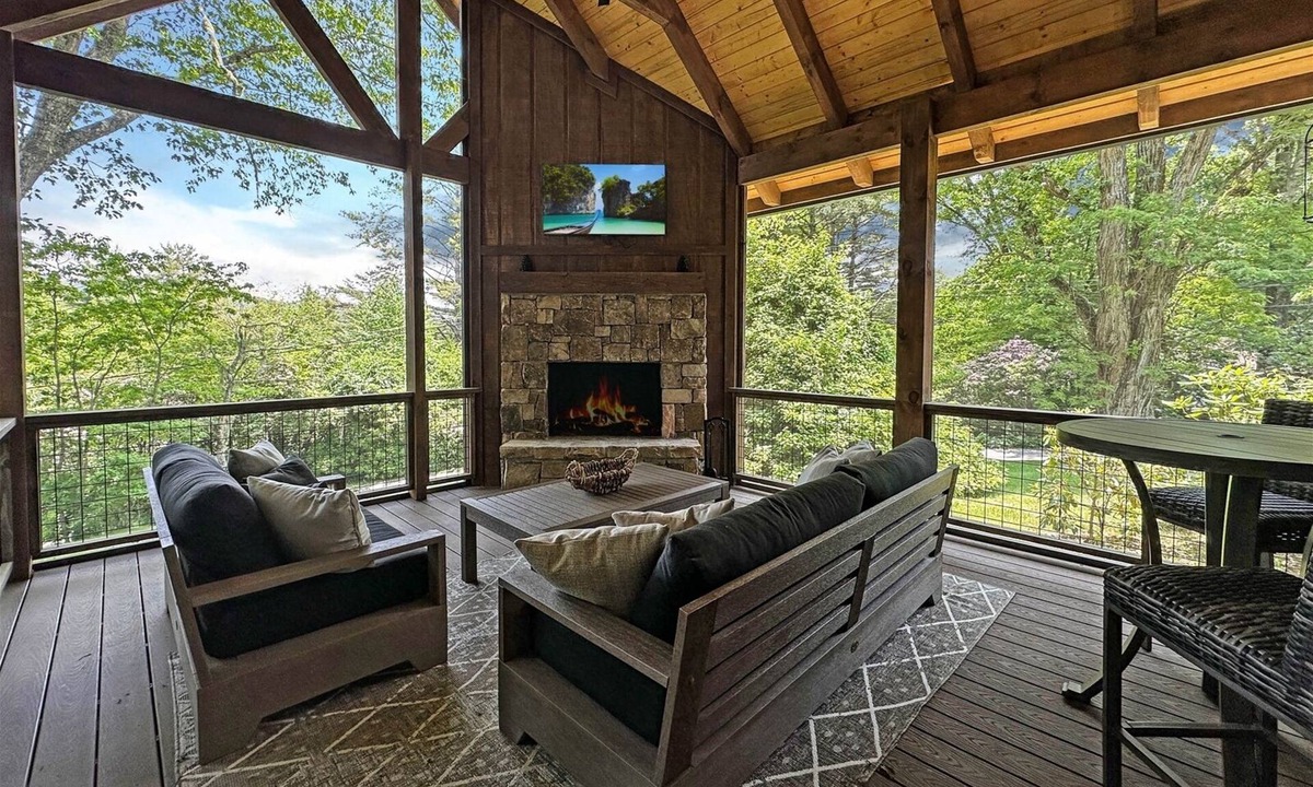 Highlands Hills Cabin | Whiteside Mountain. A Firepit Out Back. Someone Finally Got This Right | Pine Cone Cottage
