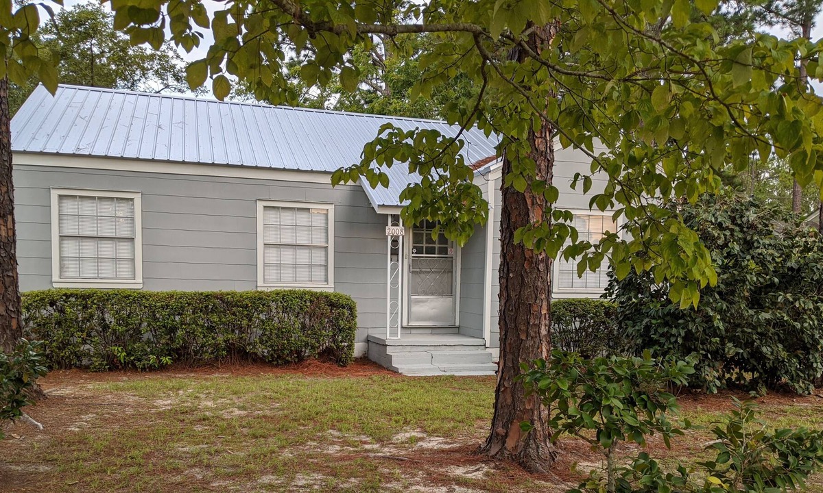 Waycross Cottage | With in walking and seeing of Waycross Hospital