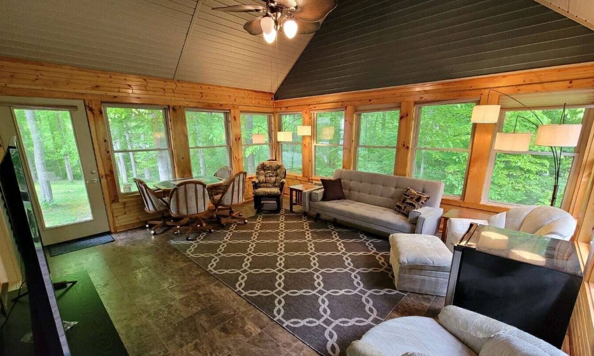 Russell Springs House | Wolf Creek Trail Cottage