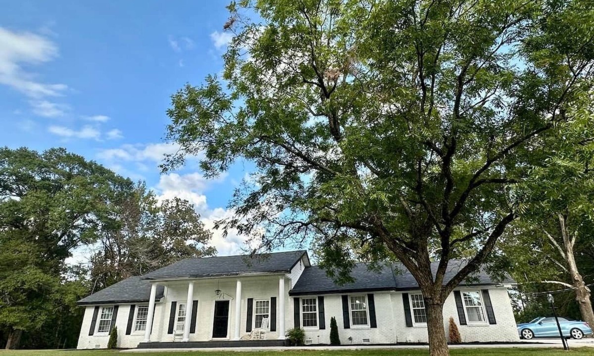 Mantachie House | Work/Family Groups: Huge Living Room+Fun Backyard