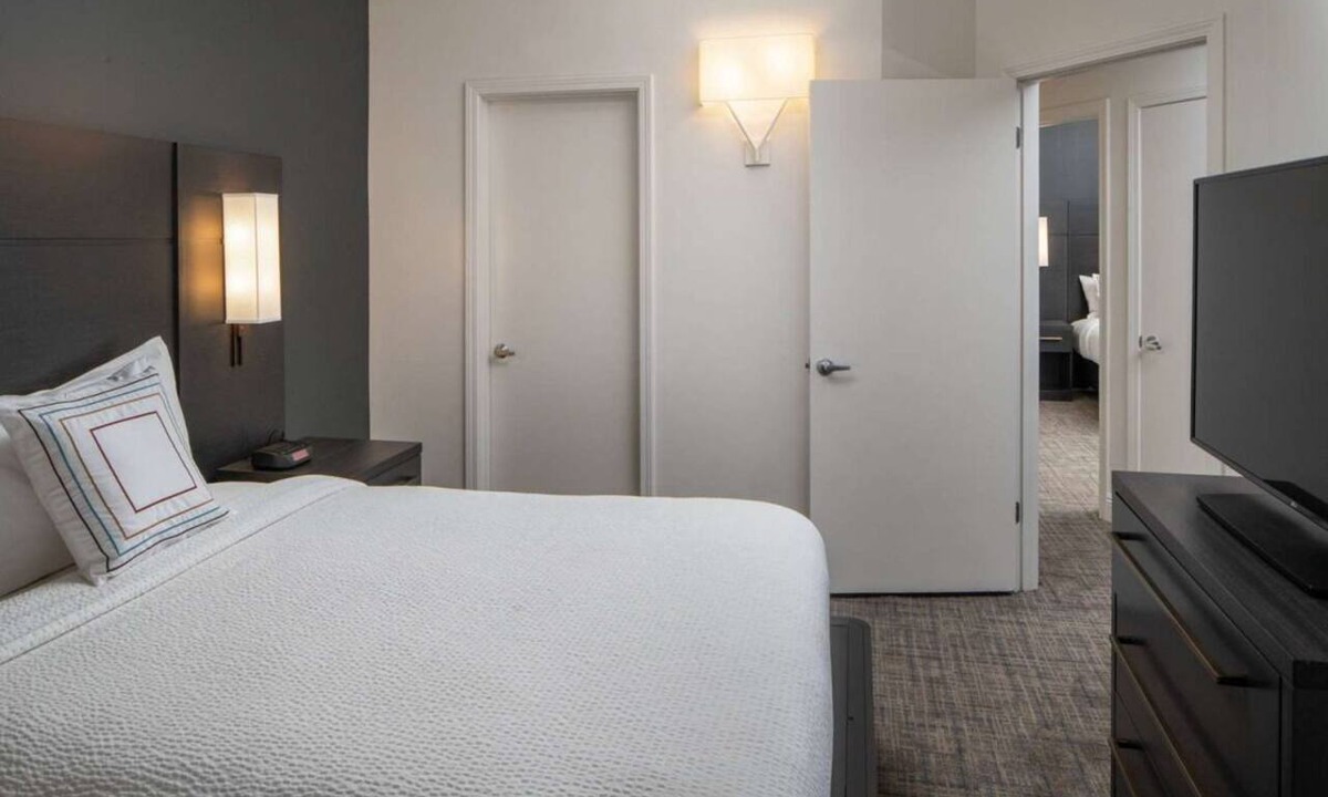 Arts/Warehouse District Hotel | You Found It, Modern Pet-friendly 2BR Suite, Private Kitchen, Swimming Pool!