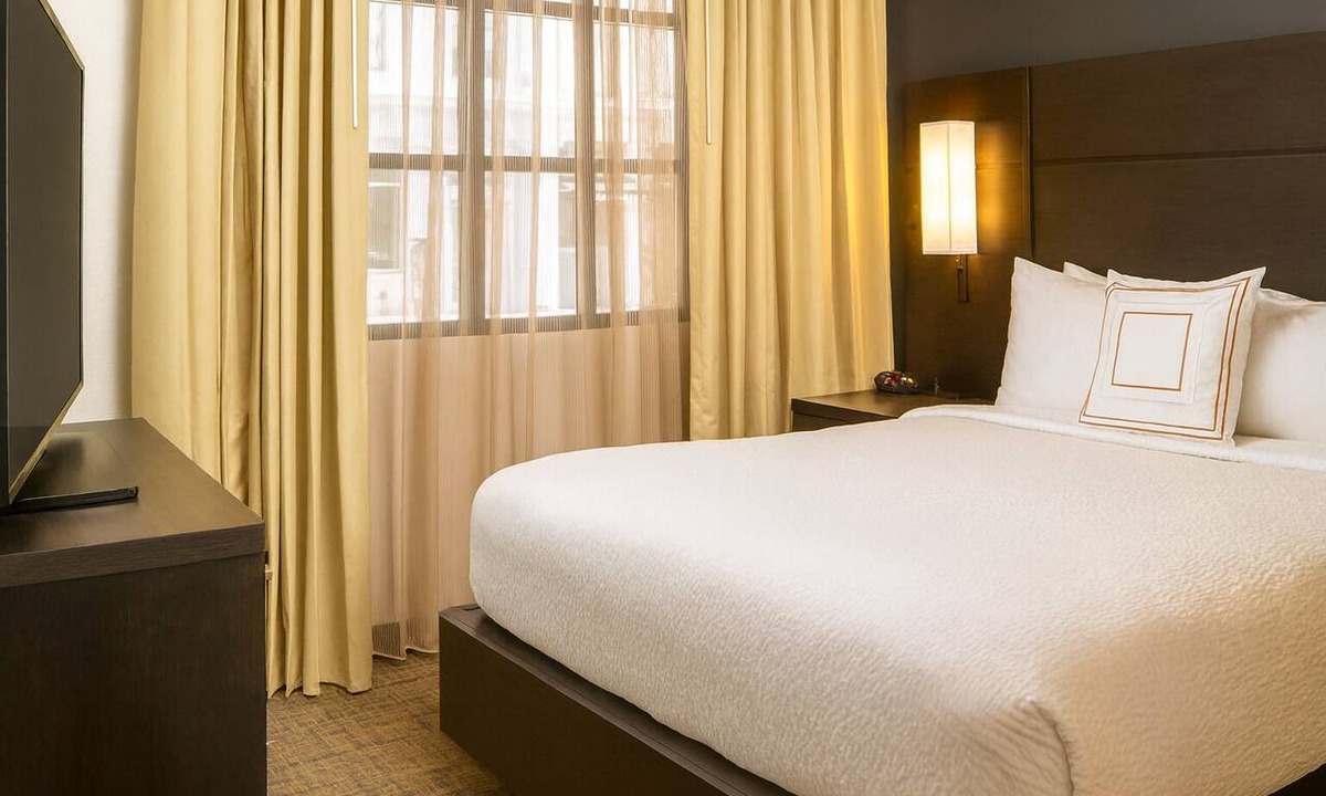 Arts/Warehouse District Hotel | You Found it! Spacious Suite with Full Kitchen and Free Breakfast, Outdoor Pool!