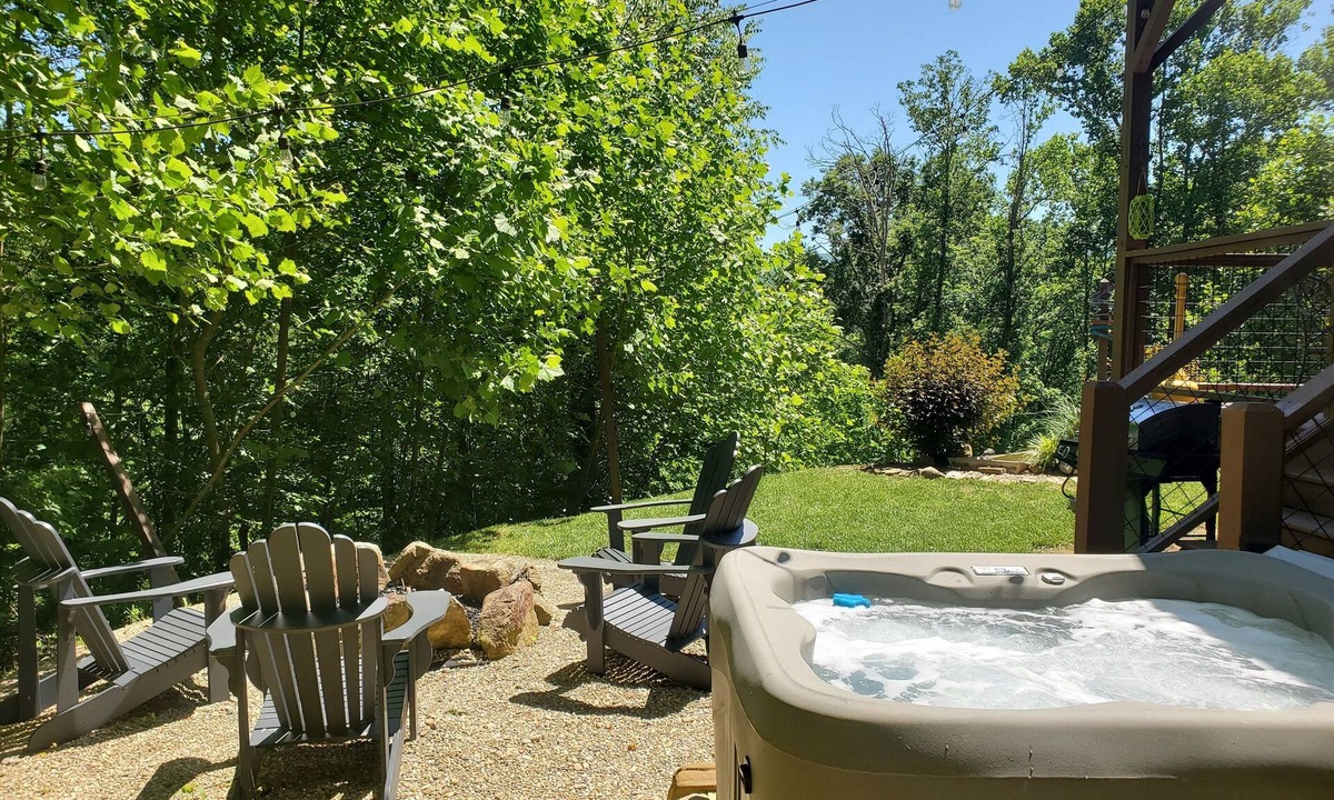 Whittier Cabin | Your Cozy Smoky Mtn Basecamp for Adventure (and S’mores) Hot Tub, 2 Kings