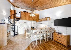 3rd-floor, dog-friendly condo with loft, balcony, free WiFi and golf course view