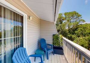 3rd-floor, dog-friendly condo with loft, balcony, free WiFi and golf course view