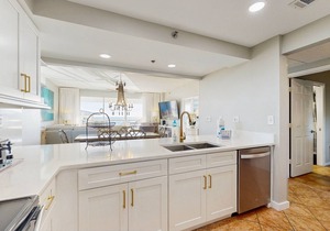 Beach dwelling with great view, pool & pickleball - snowbird-friendly
