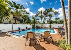 Blue Parrot Inn #8- 1/1 Heated Pool 1 MI to Beach