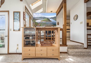 Great lake views from this Centrally Located Townhome in McHenry