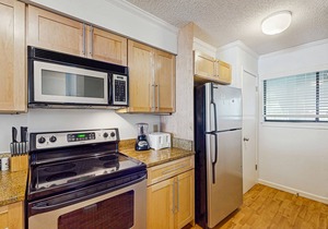 Serene, updated villa with WiFi, washer/dryer, central AC & pool