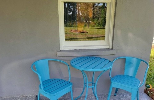 White Springs Cottage | 1/1 Wifi, King Size Bed, Kitchen & essentials. Well appointed cottage for R&R.