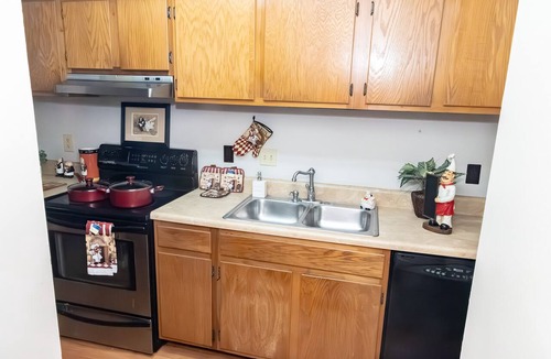Sandy Springs Condo | #1 Atl's Historic Pill Hill-Swim Pool, Tennis, Duck Pond, Cabanas!