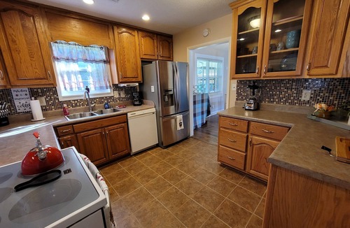 Athens House | 1 Bdrm home sleeps 2, 1 mile from I-65, Fenced backyard