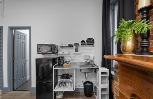 Olde Town Augusta Apartment | 1 bedroom, 1 bathroom studio apartment in Downtown Augusta. The sleeping arrangements for this unit is a full-sized bed.