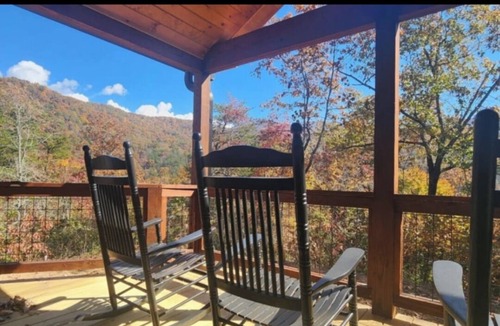 Cullowhee Cabin | 1 bedroom with a loft. Sleeps 4. Great mountain views.Dogs are allowed with fee.
