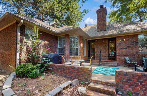 Conway House | <1 Block to Trails! Conway Biker & Hikers Haven