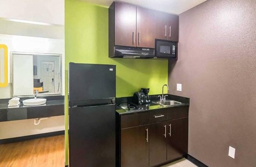 Tyler Apartment | 1 King Bed | Non-Smoking, Kitchen