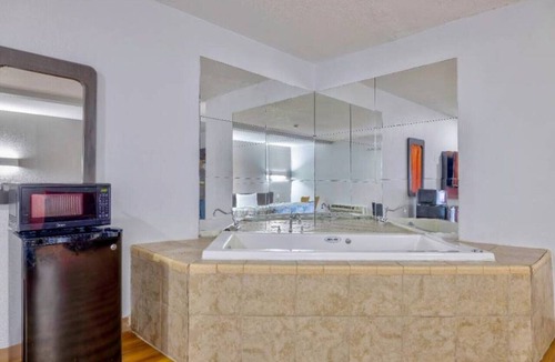 Little Rock Apartment | 1 King Bed | Non-Smoking, Kitchen