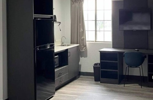 Little Rock Apartment | 1 King Bed | Non-Smoking, Micfridge