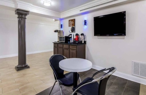 North Little Rock Apartment | 1 King|Mob Acc Tub|Smk|MicFrdg