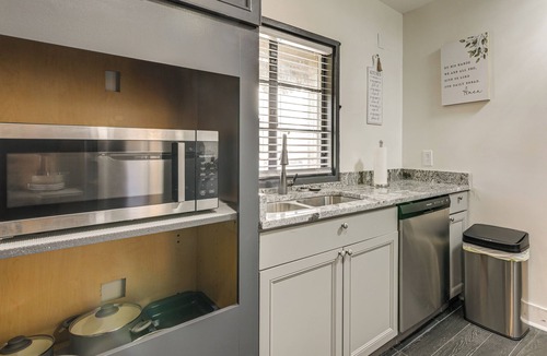Whitehaven House | 1 Mi to Graceland: Quiet Home w/Private Yard