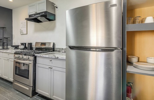 Whitehaven House | 1 Mi to Graceland: Quiet Home w/Private Yard