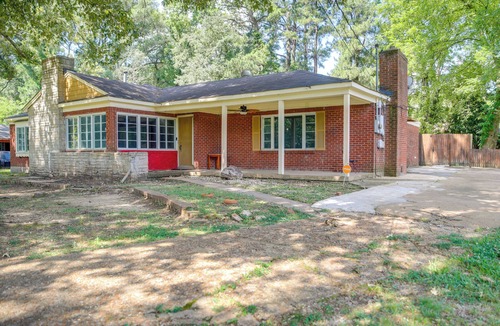 Whitehaven House | 1 Mi to Graceland: Quiet Home w/Private Yard