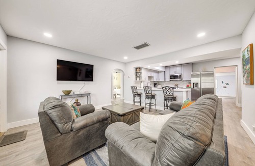 Lantana Cottage | 1 Mi to Lantana Municipal Beach: Oasis w/Pool!