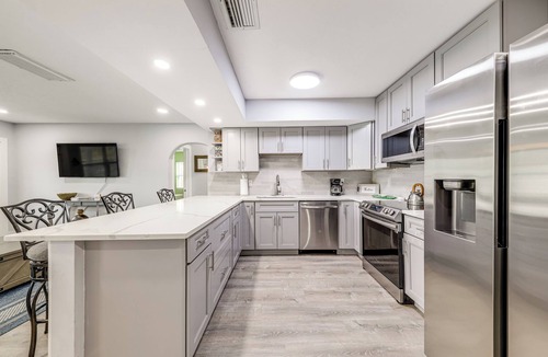 Lantana Cottage | 1 Mi to Lantana Municipal Beach: Oasis w/Pool!