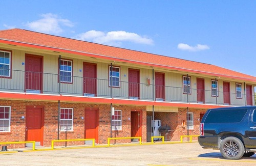 Lockport Apartment | 1 Queen Bed & 1 Full Bed