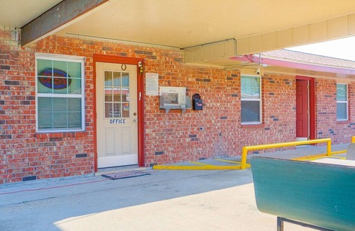 Lockport Apartment | 1 Queen Bed & 1 Full Bed