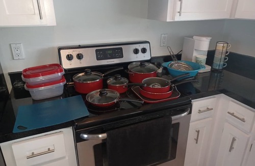 Englewood East House | 10 min. from the beach, pet-friendly, fenced yard.